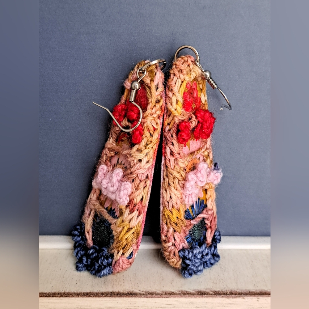 Teardrop Hand Knitted and Embroidered Earrings with Dry Flowers Colorful Cotton - Picture 14 of 16